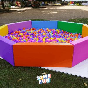 Piscine à balles colorée