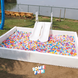 Piscine à balles géante